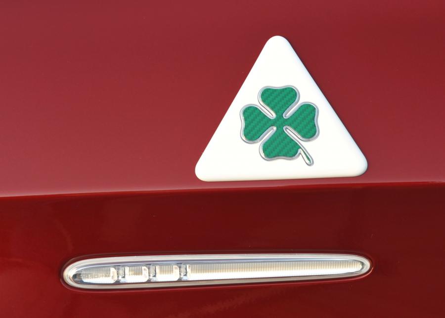 Логотип Alfa Romeo Giulietta Quadrifoglio Verde (940) 2011 года  (AU) (фото 3 из 28)